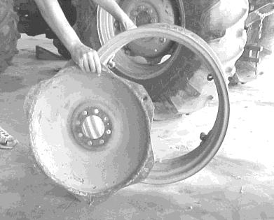 Os pneus radiais possuem as fibras das lonas dispostas perpendicularmente ao sentido de deslocamento do trator.
