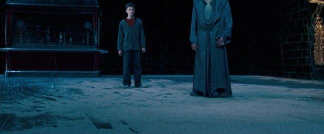 Magia com os colegas de Hogwarts após lutarem com Comensais da Morte.
