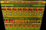 02 entradas analógicas com bornes cor cinza para pino banana de 2 mm 08 chaves tipo alavanca para simular sensores (Fim de curso) nas entradas digitais 08 botões pulsantes para simular as entradas