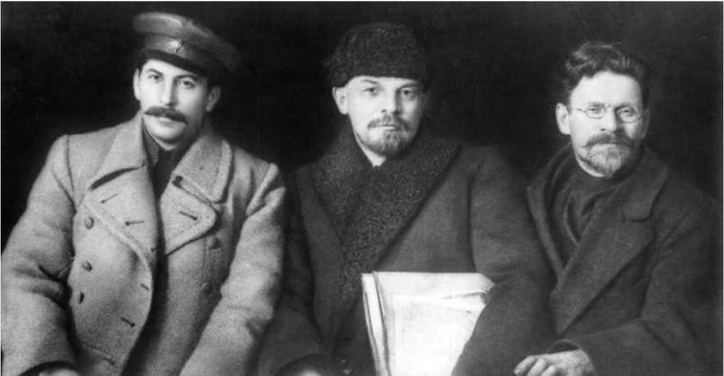 Abaixo, os idealistas da revolução russa e líderes do partido comunista da URSS; os bolcheviques: liderados por Lênin; Defendiam que os trabalhadores somente chegariam ao poder pela luta