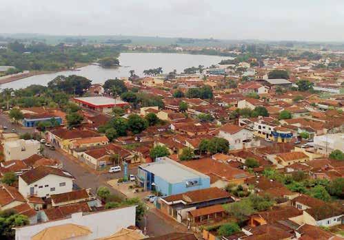 GUAÍRA 19 Guaíra Serviços e comunicação Há na cidade 8 clubes recreativos, além do Centro Social Urbano e o Centro de Lazer, esses dois últimos, públicos.