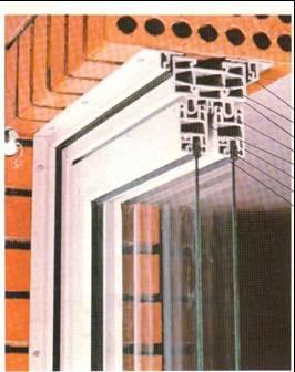 43 sanduíche (SILVA, 1997, p. 89). Os componentes individuais podem ser constituídos pelo mesmo material ou por materiais diferentes, de espessuras iguais ou assimétricas.