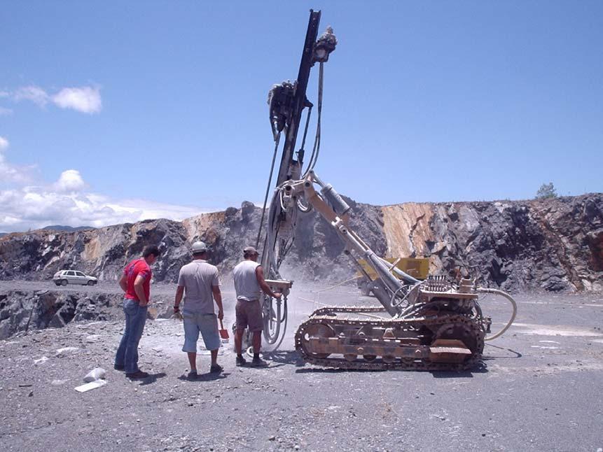 Por conta do mergulho do corpo, todos os furos de sondagem respeitaram o critério de 15 a 20º de inclinação, contrária à orientação do mineral, conforme setas na foto.