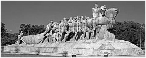 14 (CPS 2015) No Monumento às Bandeiras, situado no Parque do Ibirapuera em São Paulo, o escultor Victor Brecheret representou a ação de escravos e portugueses empenhados em transportar uma enorme