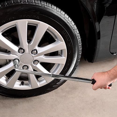 Tema 5: Equilíbrio Questão conceitual Imagine, que em uma viagem o pneu do carro fura e não há suporte de seguradoras nem reboque. No carro você dispõe de 4 chaves de roda.