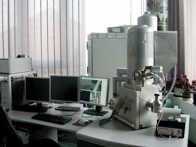 Anaĺıticas 62 Microscopia Eletrônica de Varredura O primeiro microscópio eletrônico de varredura apareceu em 1942, e o primeiro equipamento comercial no ano 1965.