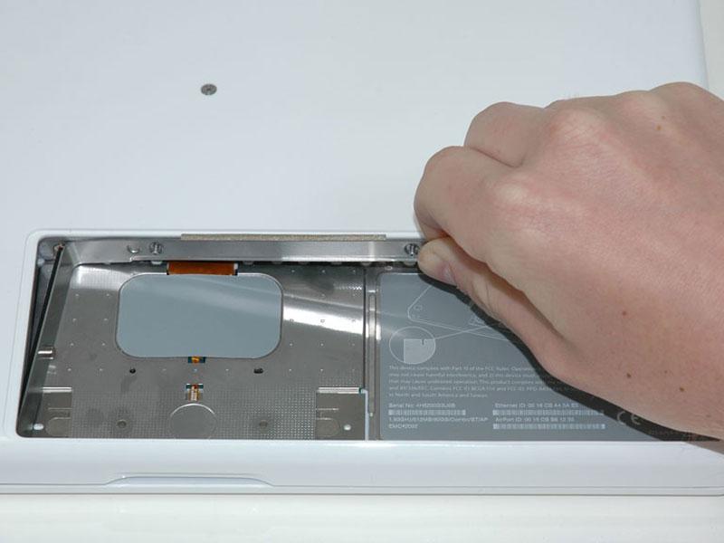 Ao substituir o invólucro da bateria, use um perfurador de re-inserir o enchimento de espuma atrás da parede traseira para o