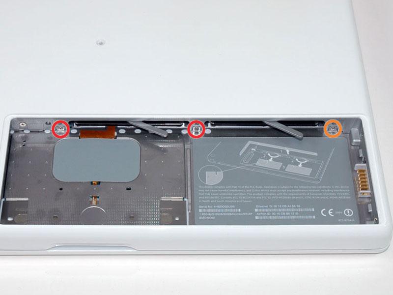 Passo 6 Remova os 3 parafusos seguintes a partir da parede traseira do compartimento da bateria: Dois 3 milímetros Phillips # 00.