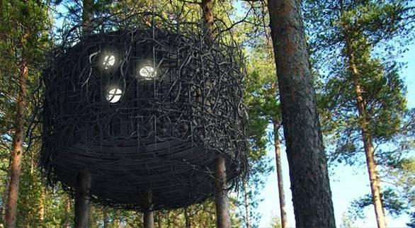 Dormir em uma casa na árvore na Suécia O Treehotel, na Suécia, foi todo desenvolvido com material ecologicamente correto e construído de forma sustentável.