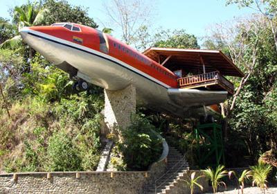o hotel costariquenho Costa Verde, adaptou um Boeing 727 da década de 60 para receber hóspedes sobre um pedestal de 15 metros de altura. A vista?