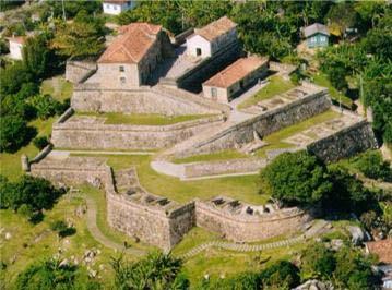 2 Breve Histórico A Fortaleza de São José da Ponta Grossa está situada à Barra Norte da Ilha de Santa Catarina, no extremo Oeste da praia de Jurerê, na localidade conhecida como Ponta Grossa.