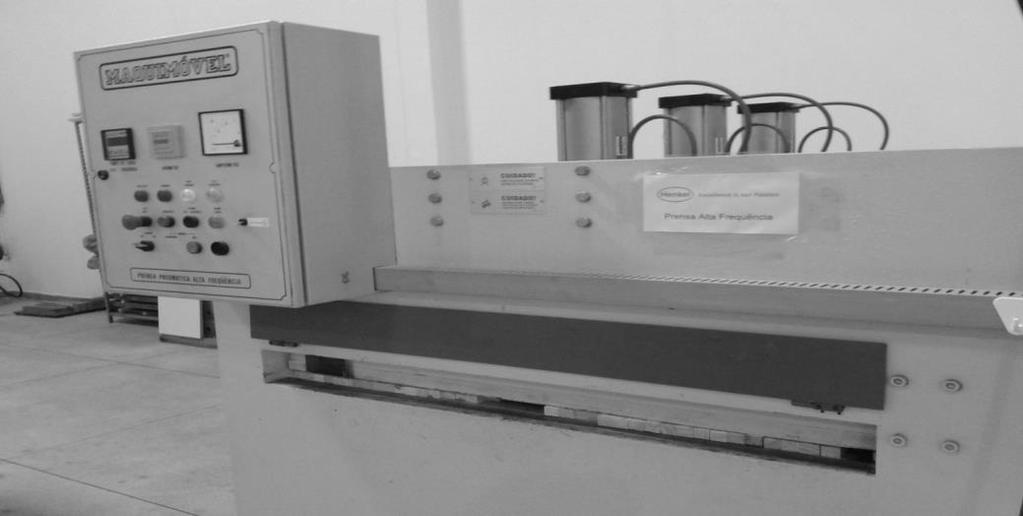 Figura 1 - Prensa Maquimóvel usada no processo de prensagem com sarrafos de Tectona grandis com pressão superior.