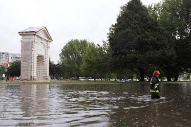 Figura 1 - Inundações na Praça de Espanha a 22 de Setembro de 2014 (à esquerda) e em Alcântara a 13 de Outubro de 2014 (à direita) A rede de drenagem do concelho de Lisboa totaliza cerca de 1430 km.