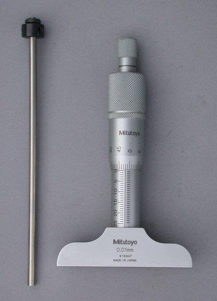 Figura 3.2 Micrômetro de profundidade (esquerda) e para medidas de espessura de chapas (direita).