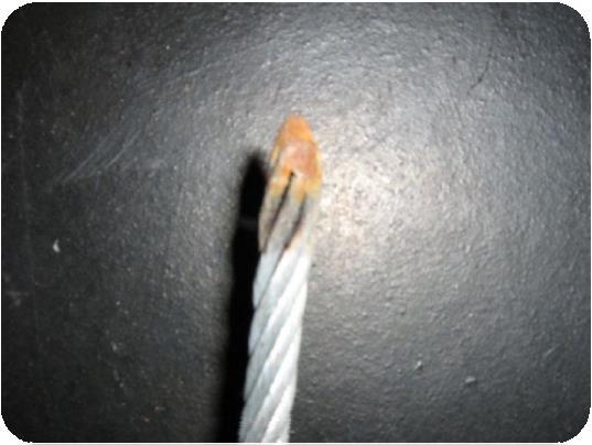 CABOS DE AÇO A sustentação dos andaimes suspensos é feita através de cabos de aço, sendo dois cabos de tração e dois cabos de segurança, o dimensionamento desse cabo atende a norma NBR 6494/1990.