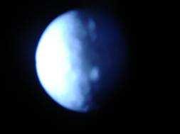 5. O conjunto dos aspectos do relevo lunar visíveis na Lua Cheia lembra, para muitos moradores do hemisfério sul da Terra, a imagem de um coelho.