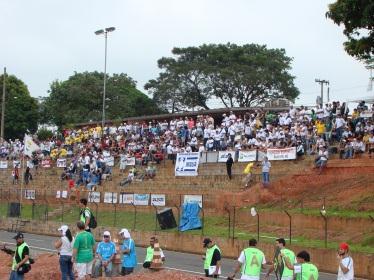 APRESENTAÇÃO SAE BRASIL O projeto Baja SAE é uma competição entre Instituições de Ensino Superior que desafia estudantes de Engenharia através da simulação de um caso real do desenvolvimento de um