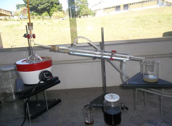 Para a destilação comparativa foram preparadas duas soluções para teste, uma alcalina utilizando Hidróxido de Sódio 0,5M e uma ácida com Ácido Clorídrico 0,5M.