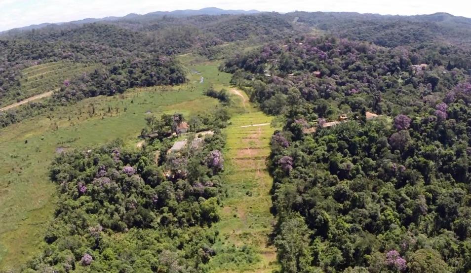 Adutoras: execução de adutoras, composta por 2 tubulações paralelas de diâmetro 1200 mm em PEAD, lançadas diretamente sobre a superfície, em trechos com água e pantano.