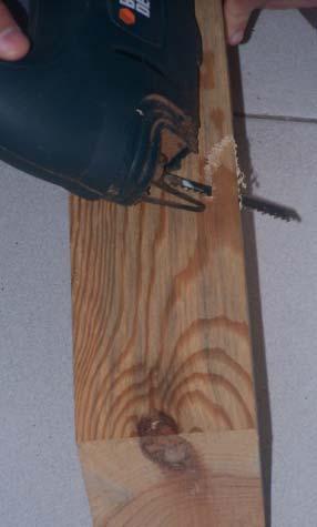 um sistema de carris. Nas extremidades dos elementos retirados são depois coladas peças de madeira de modo a permitir a aplicação das garras para o ensaio de tracção, ver Fig.