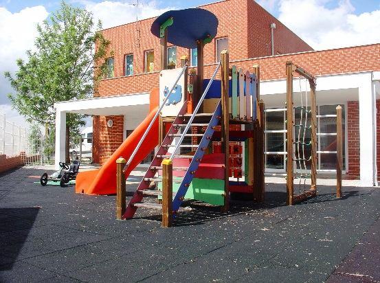 Espaço exterior com um parque infantil para a Creche e outro para o Jardim de