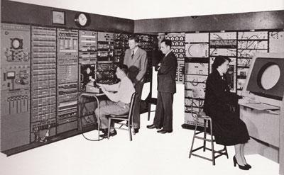 Histórico: Década de 50 Whirlwind (1950) Primeiro computador com recursos gráficos Visualização de