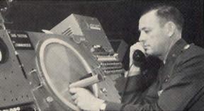 Unidos durante a guerra fria Computadores com monitores de tubo de raios catódicos