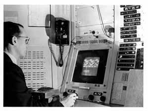 Histórico: Década de 60 Tese de Ivan Sutherland Sketchpad: a man-machine graphical communication system HMD (Head Mounted Display) em estereo, rastreamento de posição, motor