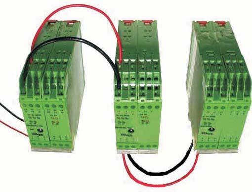 4 Cuidado: Na instalação dos módulos no trilho com um sistema Power Rail, os conectores não devem ser forçados demasiadamente para evitar quebra dos mesmos, interrompendo o seu funcionamento.