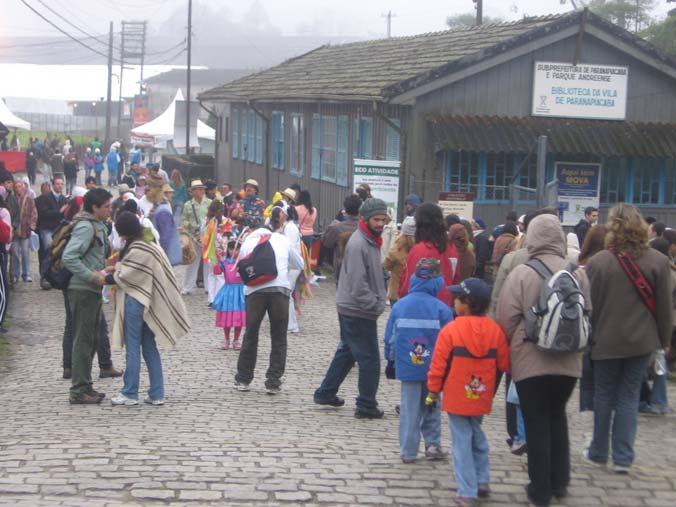 Fig. 3 Festival de Inverno Foto: Ana Luisa Howard de Castilho - 2007 Referências Bibliográficas CASTILHO, Ana Luisa Howard de. A Vila de Paranapiacaba e a Problemática da Intervenção.