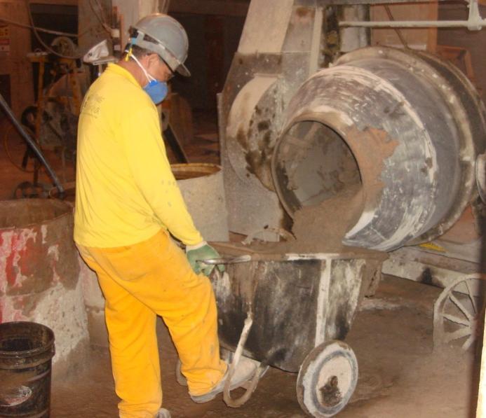 Reaproveitamento de resíduo de construção na produção de argamassa de revestimento 43 diretamente na betoneira. Este procedimento não é o indicado pelo fabricante, mas o praticado na obra.