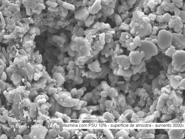 Figura 3 Micrografia MEV de superfície do suporte de alumina com PSU 10% (aumento 3000x).