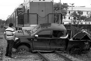 e) 5. A figura mostra uma colisão envolvendo um trem de carga e uma camionete. Segundo testemunhas, o condutor da camionete teria ignorado o sinal sonoro e avançou a cancela da passagem de nível.