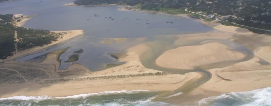 N S Z Cordão Litoral Depósitos Interiores Legenda: Canais de maré desactivados e antigos Canais de maré activos Faixa de divagação actual da barra de maré Faixa de divagação da barra de maré até aos