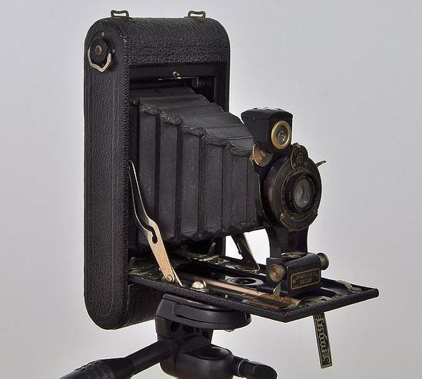 CONTRIBUIÇÃO DE GEORGE EASTMAN Em 1895, Eastmen introduziu no mercado uma câmara