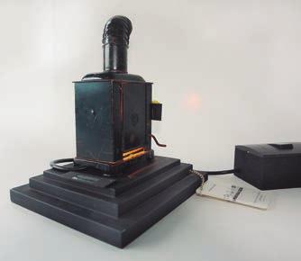 80 - Rosângela Rennó (1962) Casal na Piscina Tony mini-lanterna mágica da 1a metade do século 19 (circa 1840), em ferro pintado, com