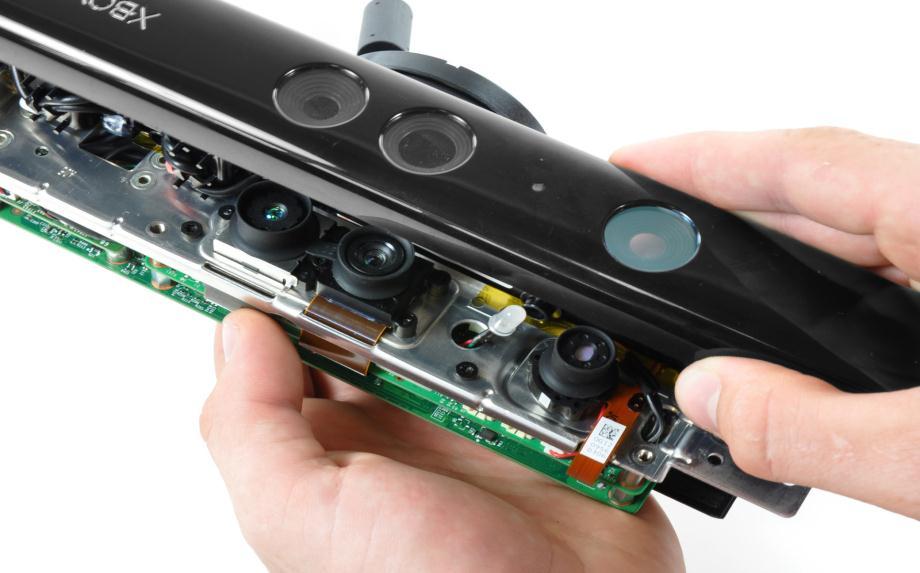 As duas placas de circuitos integrados estão ligadas diretamente a todos os componentes da parte frontal do Kinect (câmeras, projetor de IV, led indicador de funcionamento), além do array de áudio e