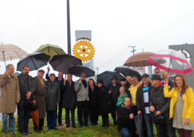 RC - Caxias do Sul - Cinquentenário INAGURAÇÃO DO MARCO ROTÁRIO Mesmo sob forte chuva, o Rotary Club Caxias do Sul Cinquentenário,com a presença do