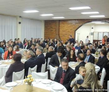 pelo Rotary Club de Flores da Cunha, estavam presentes 180 pessoas para prestigiar o evento.