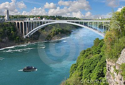 Localizadas entre Canadá e Estados Unidos, as Cataratas do Niágara são um verdadeiro espetáculo da natureza.