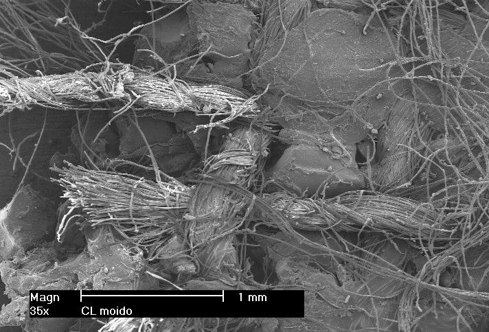 1 permite observar a microestrutura da placa de contraforte termoplástico impregnado, que é formada por uma manta não tecida com fibras dispostas de forma