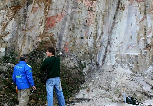 BANDAMENTO COMPOSICIONAL É caracterizado por faixas com diferentes composições mineralógicas ou texturais, geralmente paralelas entre si.