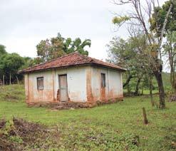 Diante da casa-sede e do escritório (f03), uma grande área retangular, tendo à sua