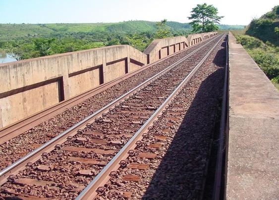 As características atribuídas aos modelos numéricos foram obtidas a partir da memória de cálculo da obra, dos projetos de execução e dos relatórios de inspeção, fornecidos pela empresa atualmente