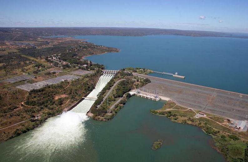 7.1. Reservatório de Três Marias A usina hidrelétrica de Três Marias localizada na região do Alto São Francisco, no estado de Minas Gerais (Figura 8), possui uma potência instalada de 396 MW e teve o