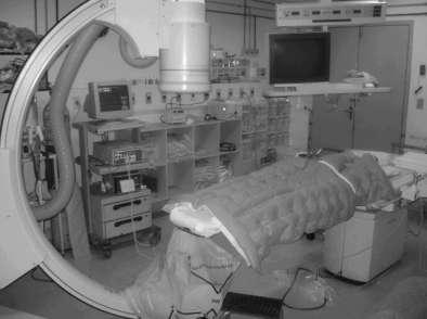 Figura A.4. Equipamento de fluoroscopia arco em C. A qualidade da radiação em radiologia intervencionista e no diagnóstico está intimamente relacionada ao poder de penetração do feixe de raios X.