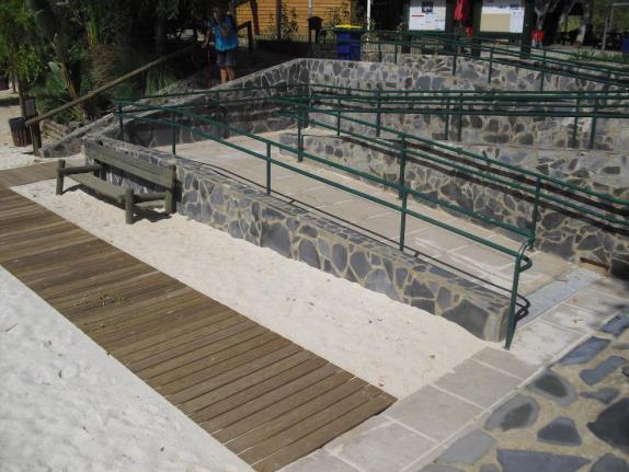 suave com corrimãos firmes Acesso à praia propriamente dita Quando existam escadas para vencer o desnível entre a praia e a zona envolvente, estas deverão ser complementadas por