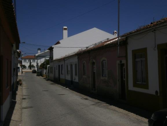 para a circulação de cidadãos com mobilidade condicionada; Largura dos passeios insuficiente e existência de arruamentos