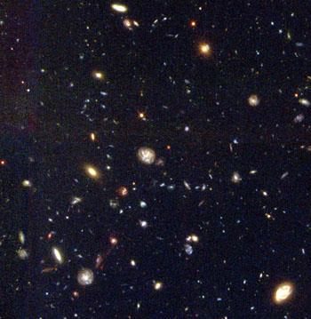 Evidências do Big Bang Paradoxo de Olbers (1923) Idade Finita do Universo: Se o Universo é infinito e existe desde sempre qualquer lugar no céu que olharmos deverá haver uma estrela o céu deveria ser