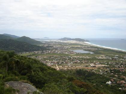 Fig. 5. Lagoa Pequena vista do Morro do Lampião, Florianópolis, SC. Fonte: ANTUNES & LIMA (2008).
